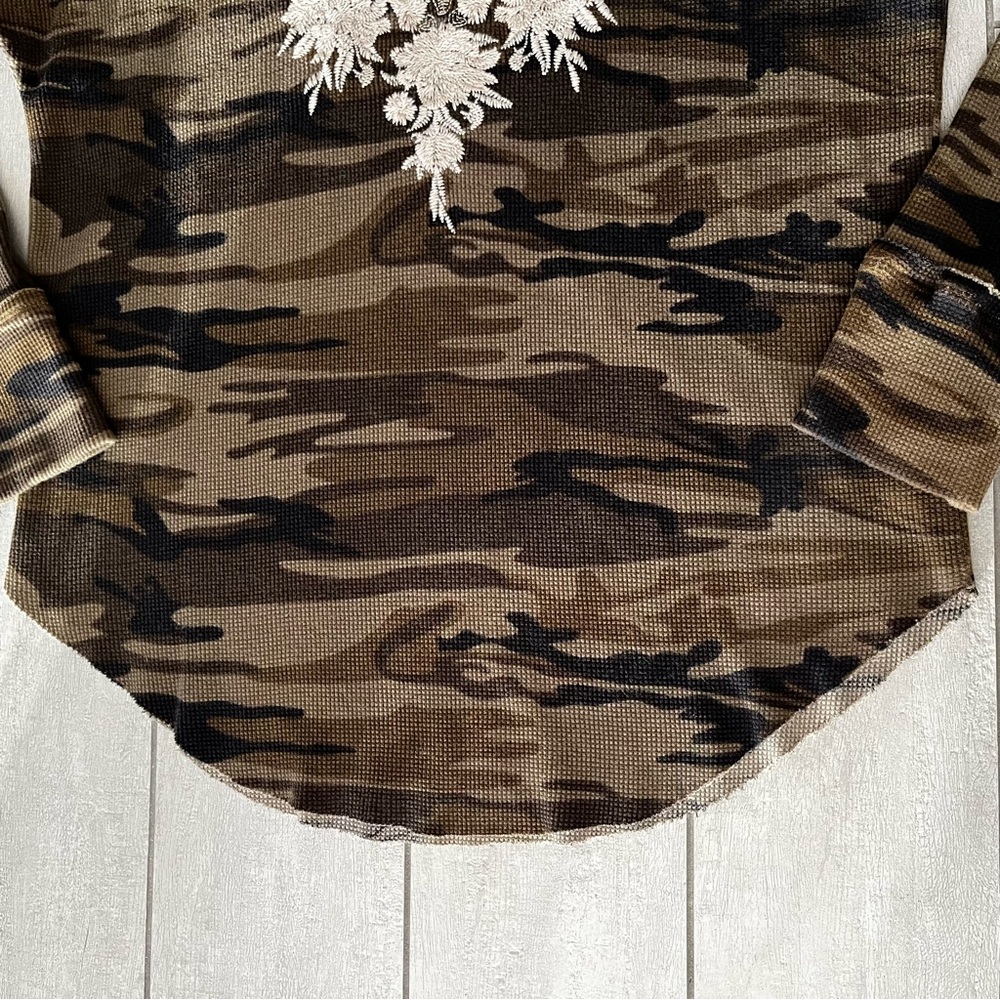 Johnny Was Christina Cotton Camouflage Floral Embroidered Raw Hem Top Size Large - Picture 7 of 13
